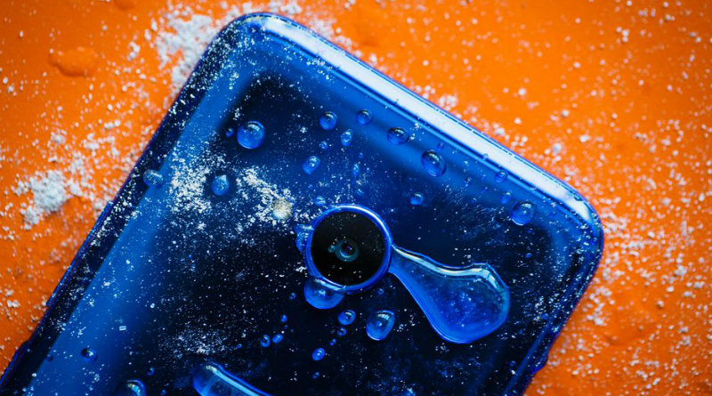 HTC U11 Life | Фото: cnet.com