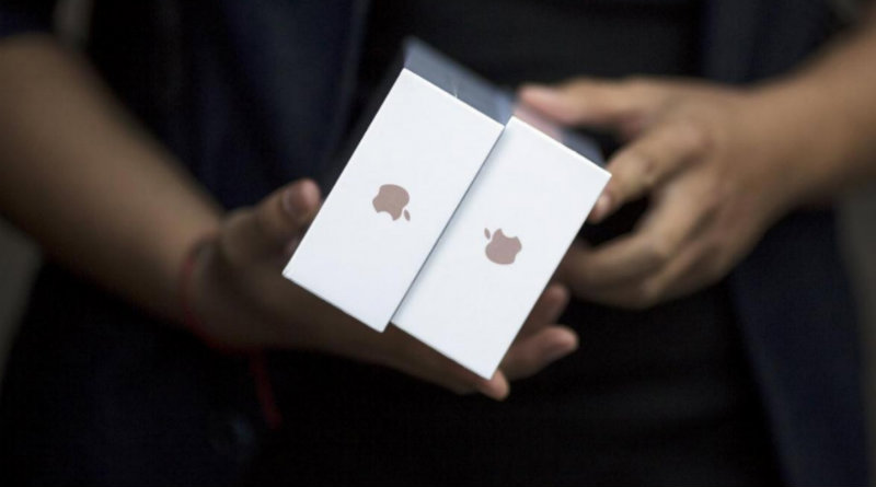 iPhone в коробках | Фото: reuters.com