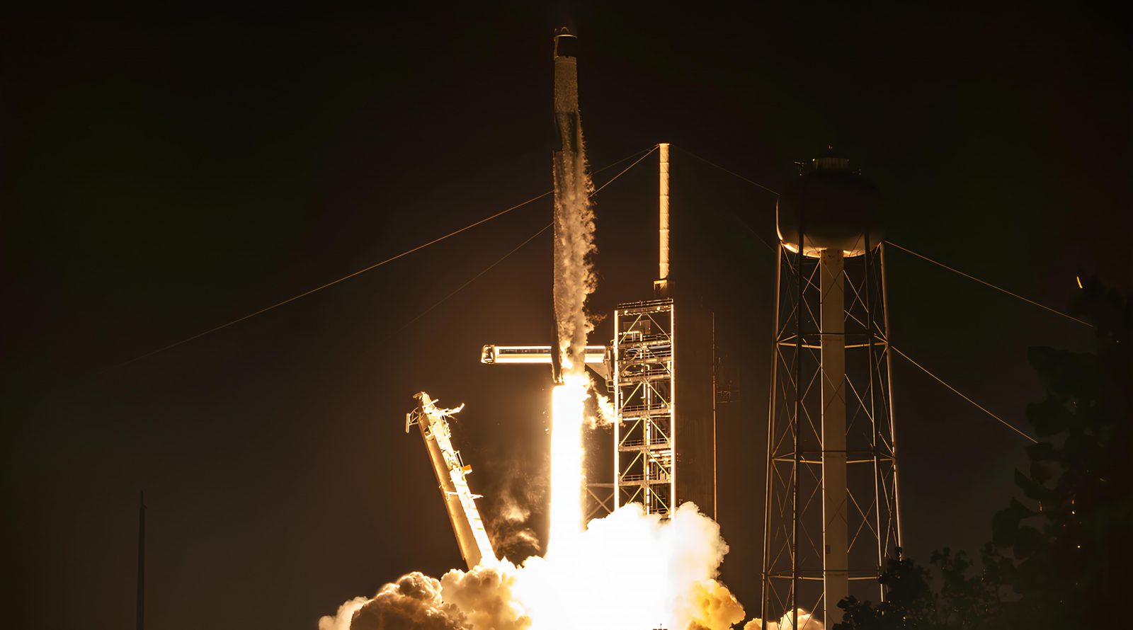 spacex-zapustila-pervuyu-v-mire-pilotiruemuyu-missiyu-nad-polyusami-zemli